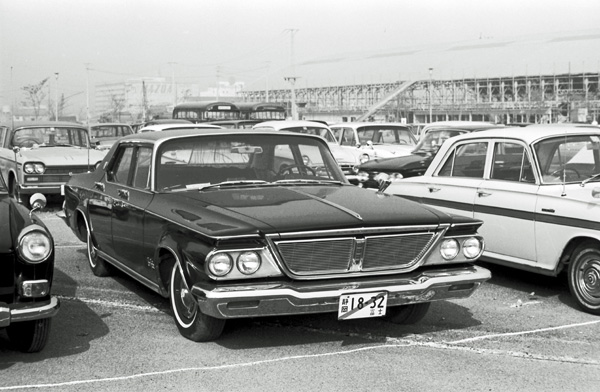 64-1a (126-11)b 1964 Chrysler NewYorker 4dr Sedan.jpg